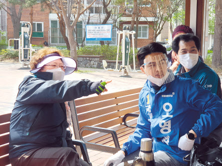 오영환 더불어민주당 후보가 6일 경기 의정부역 인근에서 주민들과 이야기를 나누고 있다. 이현정 기자