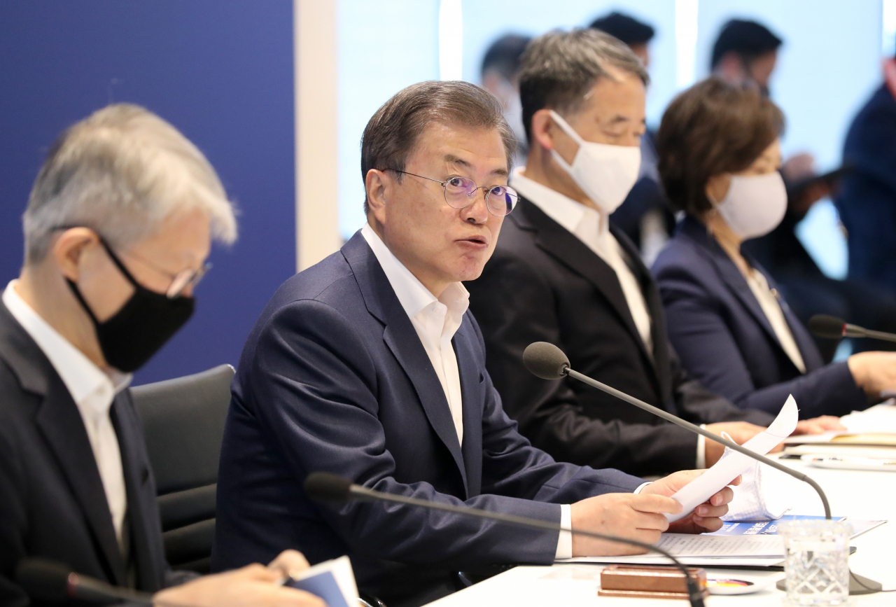 문재인 대통령이 9일 오전 경기도 성남시 한국파스퇴르연구소에서 열린 신종 코로나바이러스 감염증(코로나19) 치료제·백신 개발 산업계·학계·연구소·의료계 합동 회의에서 발언하고 있다. 연합뉴스