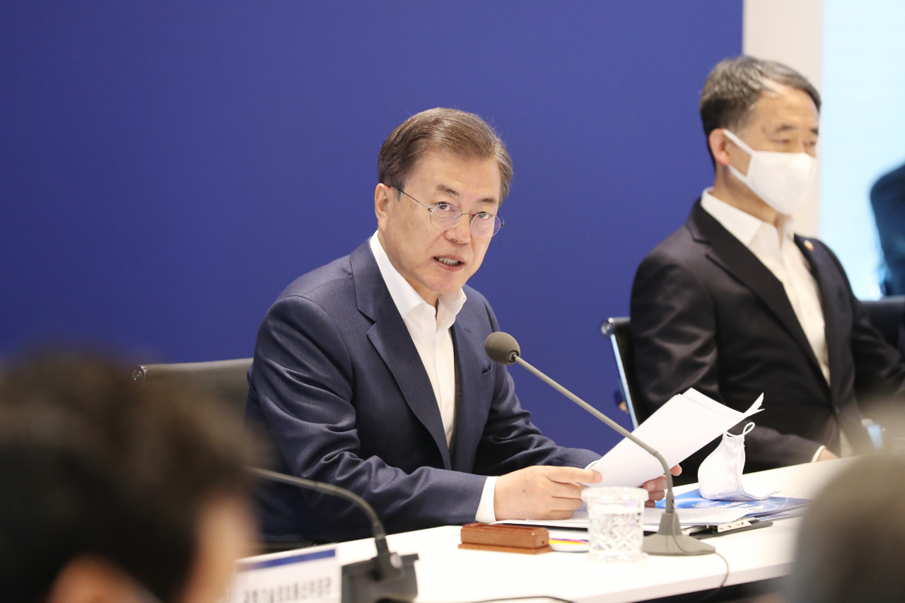 문재인 대통령이 9일 오전 경기도 성남시 한국파스퇴르연구소에서 열린 신종 코로나바이러스 감염증(코로나19) 치료제·백신 개발 산업계·학계·연구소·의료계 합동 회의에서 발언하고 있다. [연합]
