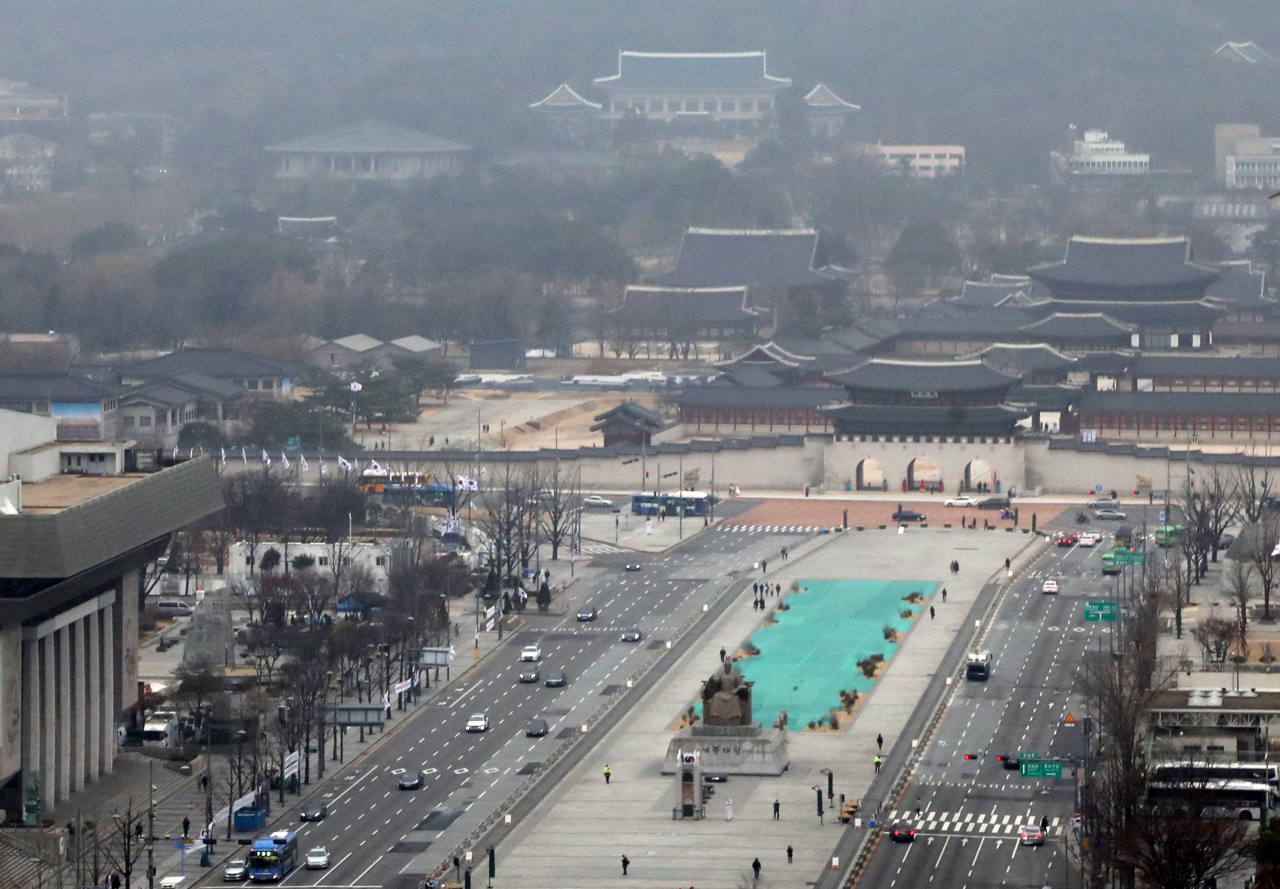 정부가 오는 2022년까지 연간 교통사고 사망자 수를 30~40% 감축시킨다는 목표를 세우고, 도심의 저속 운행 확대와 교통약자 보호 강화 등 ‘보행자 우선 교통체계’ 구축에 나선다. 사진은 서울 광화문 인근 도로 모습. [연합]