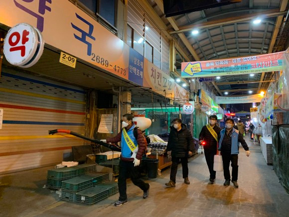 광명시자율방재단이 방역을 하고있다. [광명시 제공]