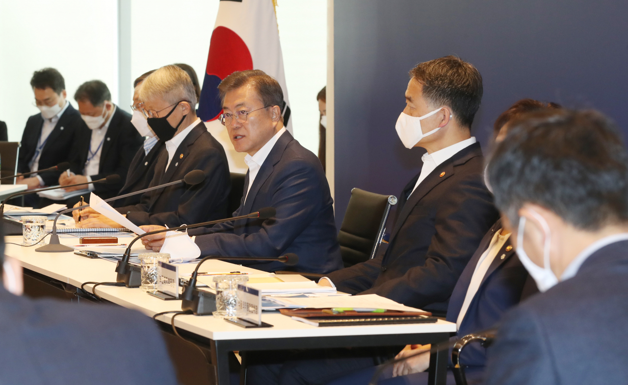 문재인 대통령이 9일 오전 경기도 성남시 한국파스퇴르연구소에서 열린 신종 코로나바이러스 감염증(코로나19) 치료제·백신 개발 산업계·학계·연구소·의료계 합동 회의에서 발언하고 있다. 연합뉴스