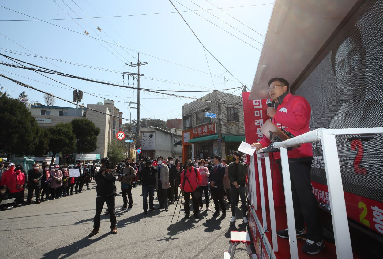 지난 8일 서울 종로에 출마한 황교안 미래통합당 후보가 8일 부암동 주민센터 앞에서 거리 유세를 하고 있다. [연합뉴스]