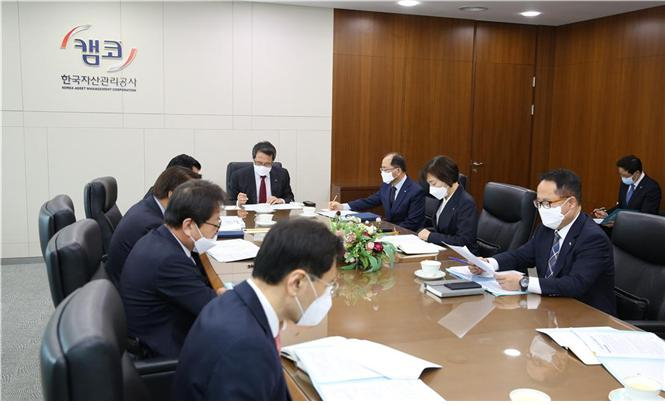 [사진=문성유 캠코 사장(사진 중앙)을 비롯한 캠코 임직원은 매주 월요일 오전 ‘코로나19 비상경영회의’를 개최하여 피해 지원 및 대응방안 등에 대해 논의하고 있다.]