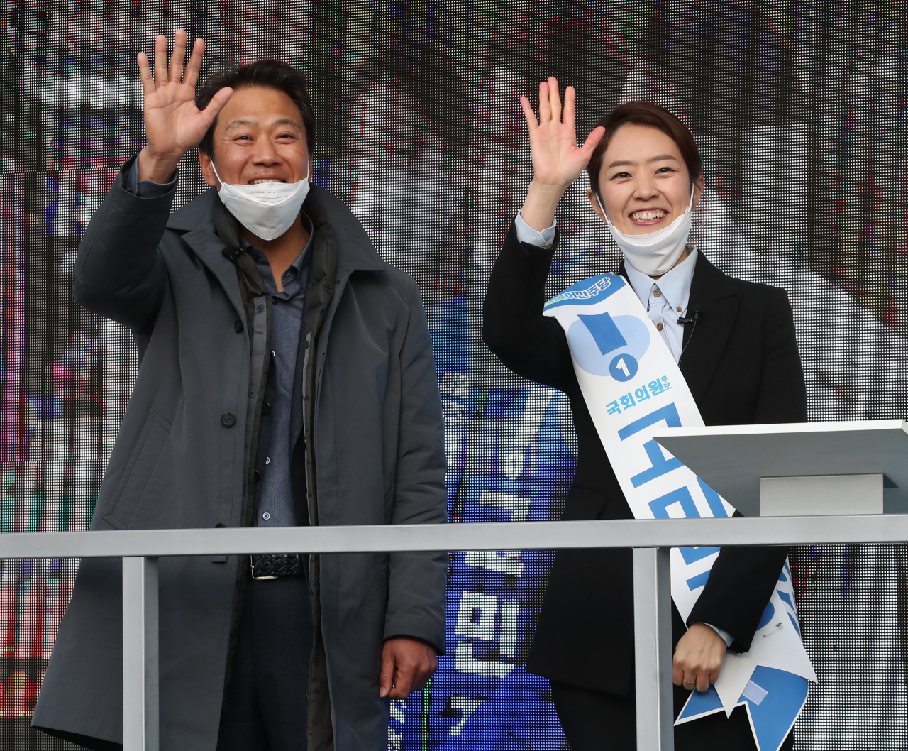 4·15 총선 공식 선거운동 개시일인 2일 오전 서울 광진구 자양사거리에서 더불어민주당 고민정 광진을 후보(오른쪽)가 유세 지원을 위해 온 임종석 전 대통령 비서실장과 함께 손을 흔들며 '한 표'를 호소하고 있다. [연합]
