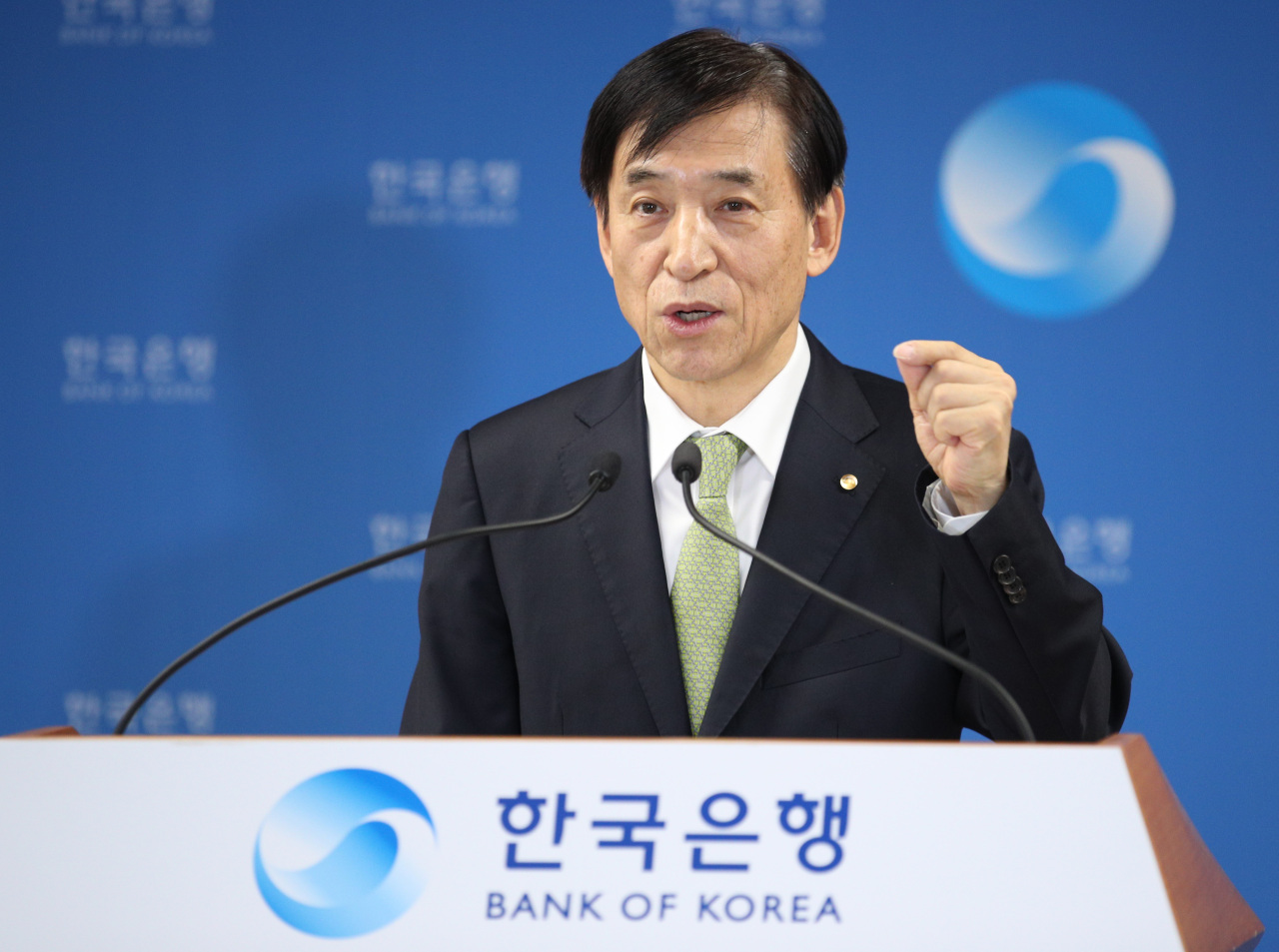 BOK Gov. Lee Ju-yeol speaks in an online press briefing (Yonhap)