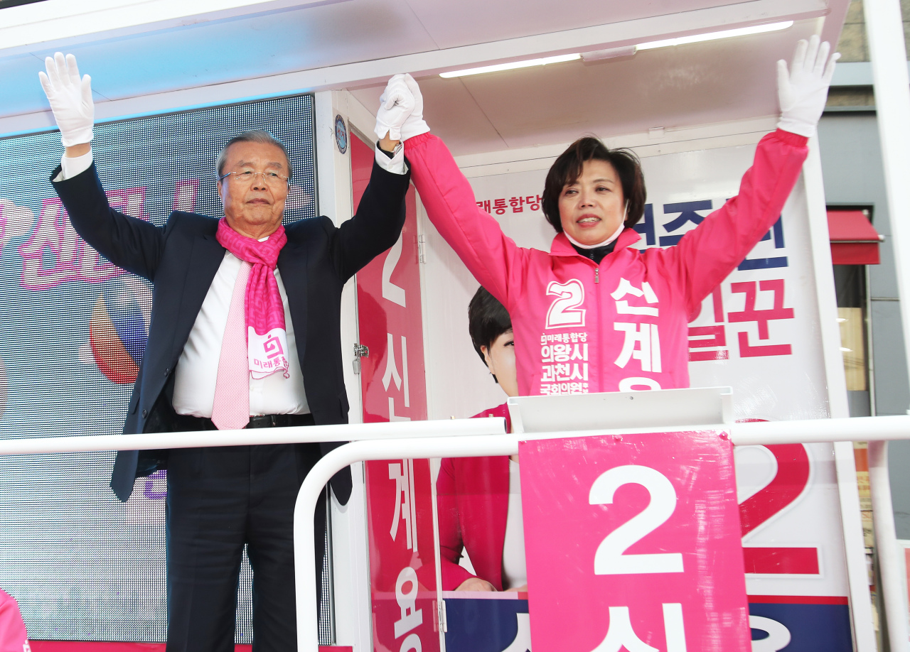 Kim Chong-in, chief of main opposition United Future Party's election committee, supports campaign of Shin Gye-yong, the party's candidate for Uiwang-Gwacheon constituency on Thursday. Yonhap