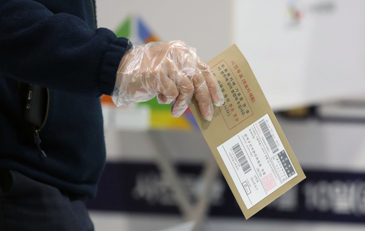 제21대 국회의원선거 사전투표 첫날인 10일 오전 서울역에 마련된 남영동 사전투표소에서 한 시민이 투표를 하고 있다. [연합]