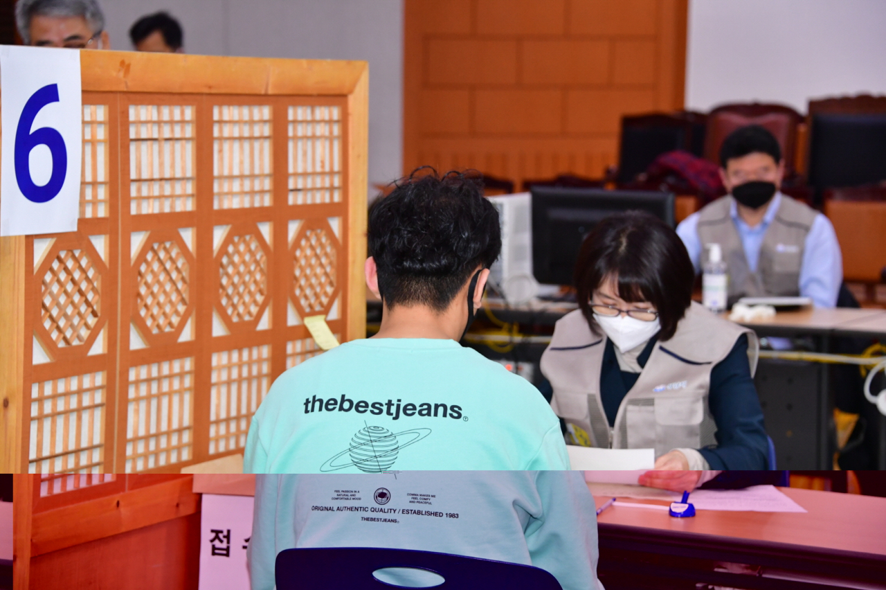 성남시 분당구청에서 소상공인 경영안정비 신청 접수 받고 있다. [성남시 제공]