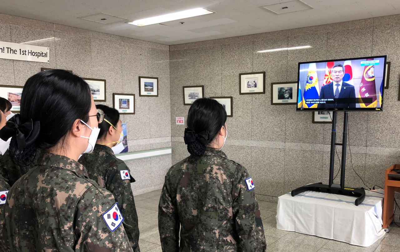 신임 간호장교들이 국군대구병원에서의 임무 종료를 격려하는 정경두 장관의 영상메시지를 보고 있다. [국방부 제공]