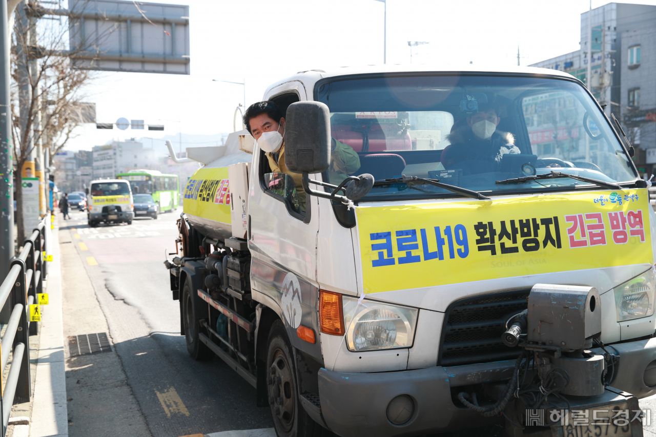 지난 3월 5일알 박준희 관악구청장이 살수차량을 이용해 방역활동을 하고 있다.