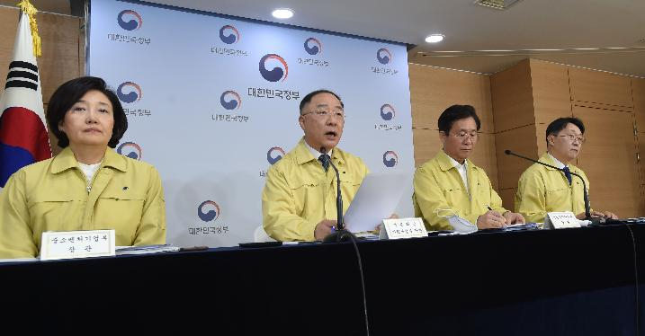 긴급재난지원금 지급 대상을 둘러싸고 정부와 여당이 현격한 입장 차이를 보임에 따라 4·15 총선 이후 본격화할 2차 추경 심사에서 정부-여당이 정면충돌할 가능성이 커지고 있다. 홍남기 부총리 겸 기획재정부 장관이 지난 8일 서울 광화문 정부서울청사에서 제4차 비상경제회의 결과를 브리핑하고 있다. 이 자리에서 홍 부총리는 재난지원금을 소득 하위 70%에 지급하는 기존 정부 방침에 변화가 없으며, 이를 기준으로 추경안을 마련하고 있다고 재확인했다. [기획재정부 제공]