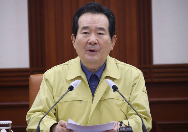 정세균 국무총리가 지난 4일 오전 정부서울청사에서 열린 신종 코로나바이러스 감염증(코로나19) 대응 중앙재난안전대책본부 회의를 주재하며 사회적 거리두기를 촉구하고 있다. ［연합］