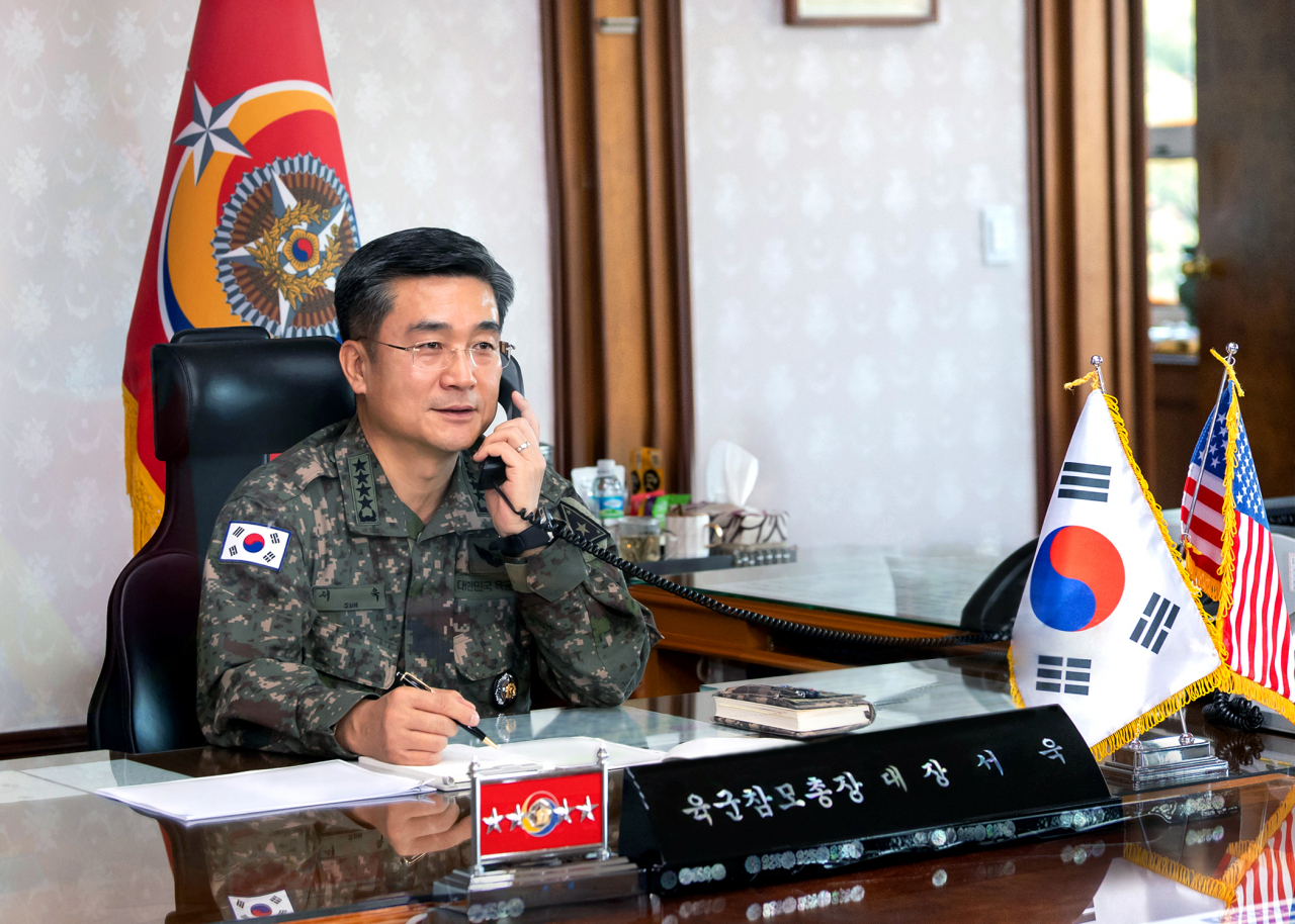 서욱 육군참모총장이 10일 오전 제임스 맥콘빌 미국 육군참모총장과 통화하고 있다.[사진=육군]