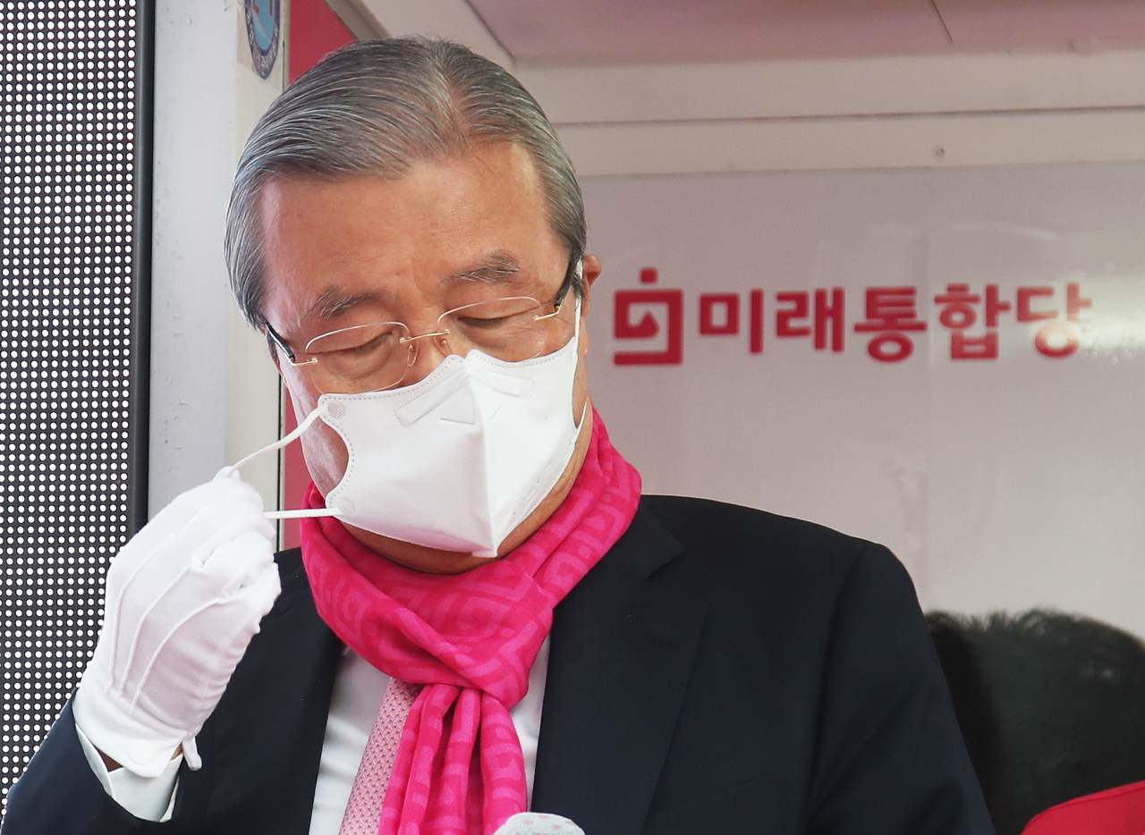 김종인 미래통합당 총괄선대위원장이 9일 오후 경기도 의왕시 포일동 한 아파트단지 앞에서 제21대 국회의원선거 의왕·과천에 출마한 신계용 후보 지원 유세를 위해 유세차에 올라 마스크를 벗고 있다. [연합]