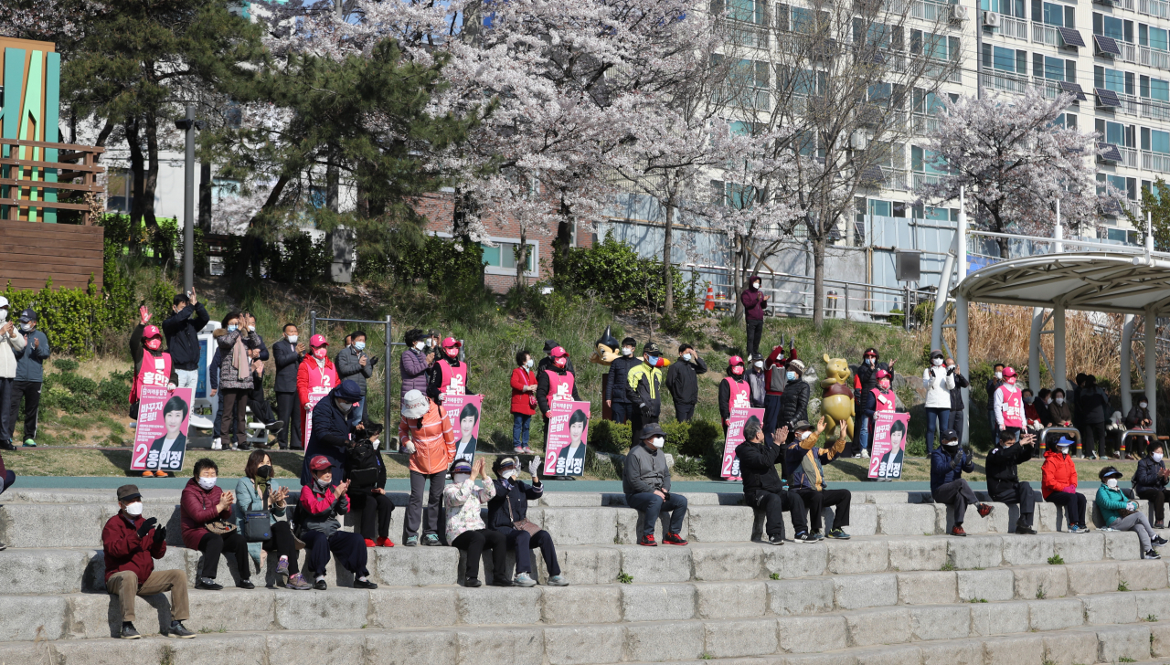 8일 오전 벚꽃이 활짝 핀 서울 은평구 불광천 수변무대를 찾은 주민들이 한 후보의 유세를 듣고 있다. 연합뉴스