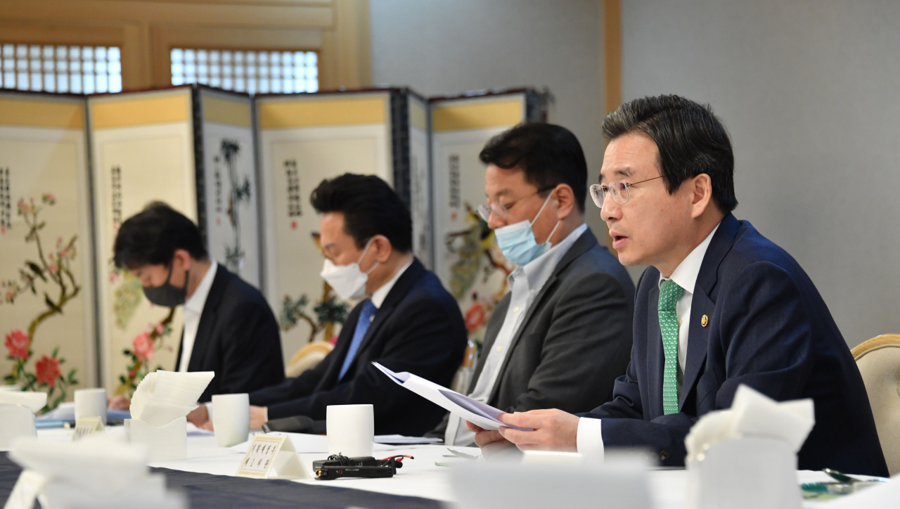 김용범 기획재정부 차관이 10일 서울 광화문 정부서울청사에서 ‘제3차 물가관계차관회의 겸 5차 혁신성장 전략점검회의를 주재하고 있다. 김 차관은 이 자리에서 “우리나라 주력업종이 겪는 애로사항을 밀착 점검 중”이라며 위기극복과 재도약을 위한 다양한 방안을 적극 모색할 계획이라고 밝혔다. [기획재정부 제공]