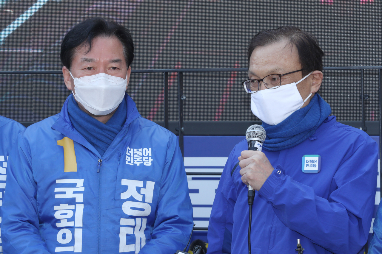 더불어민주당 이해찬 선대위원장이 9일 오전 서울 관악구 난곡로 더불어민주당 정태호 후보 사무실 인근에서 관악을에 출마한 정태호 후보를 지원 유세하고 있다. [연합]