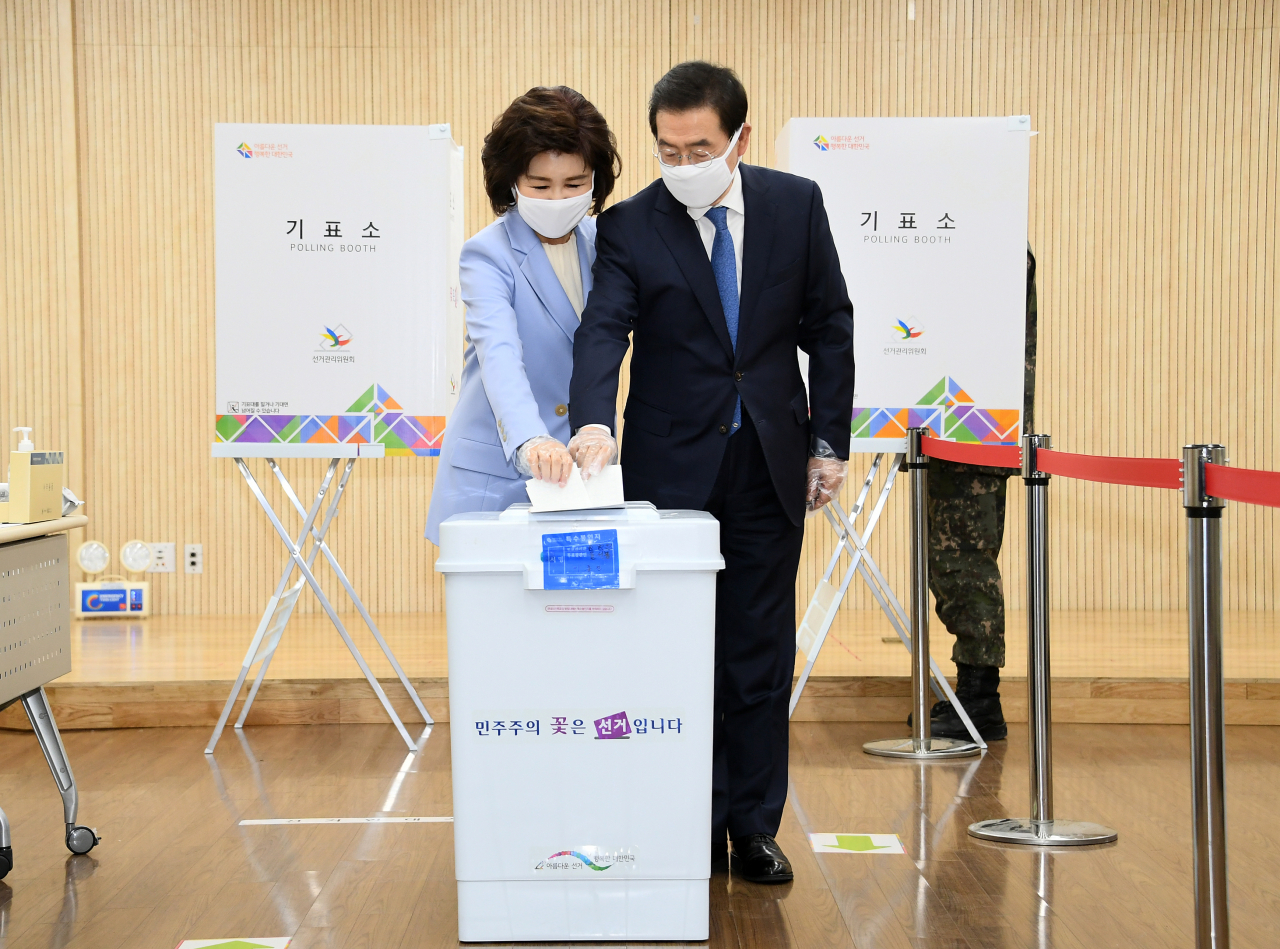 박원순 서울시장이 제21대 국회의원 선거 사전투표 첫날인 10일 오전 강난희 여사와 함께 가회동 주민센터에 마련된 사전투표소에서 사전 투표를 하고 있다. [서울시 제공]
