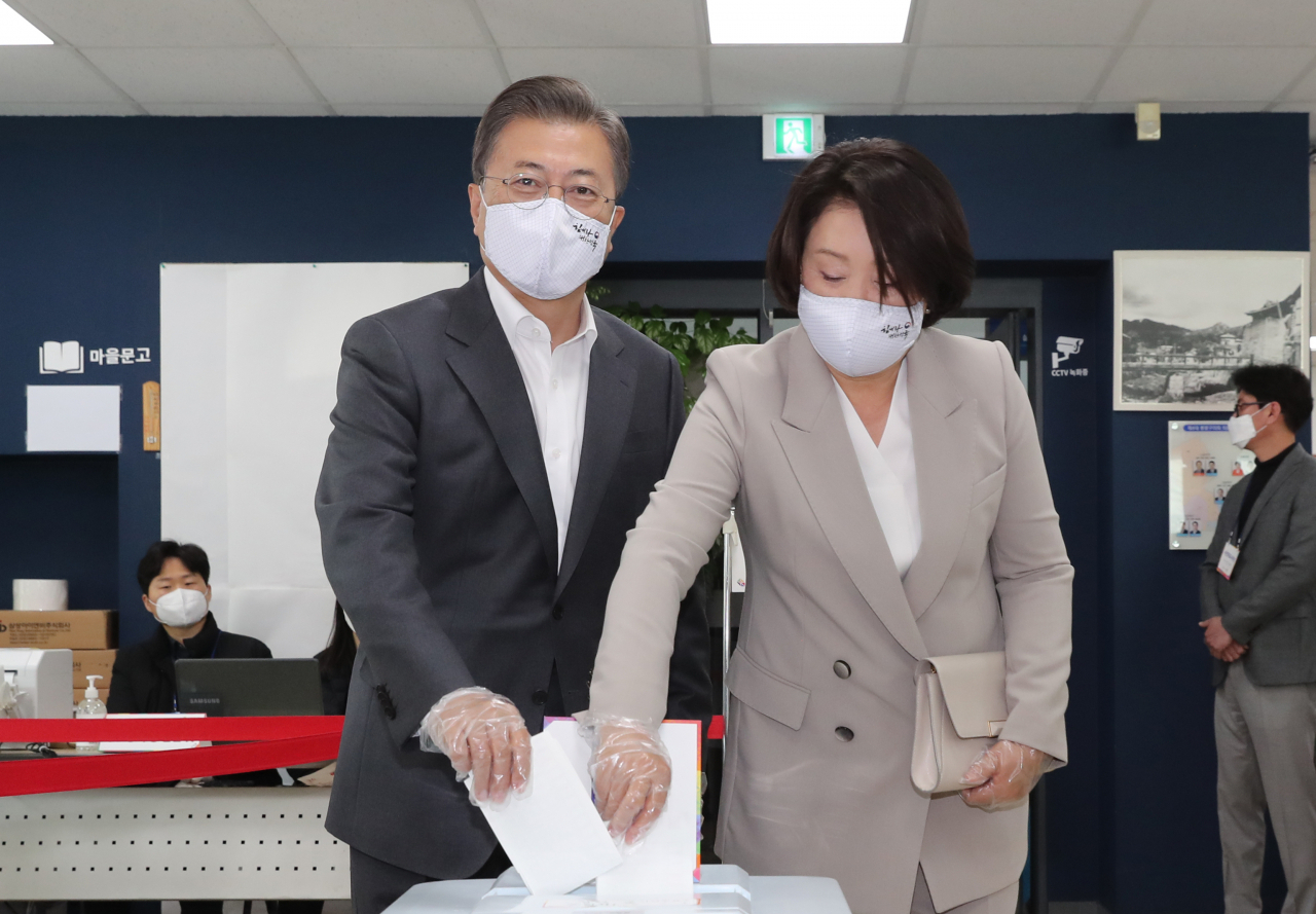 문재인 대통령과 부인 김정숙 여사가 10일 오전 서울 종로구 삼청동 주민센터를 찾아 제21대 국회의원 선거 사전투표를 하고 있다. [연합]