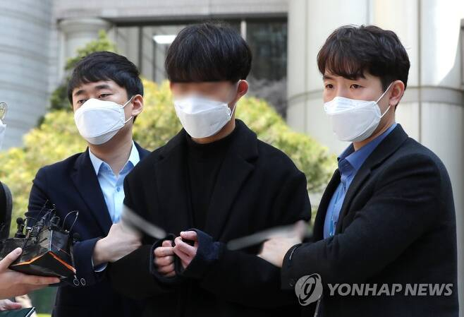 영장실질심사 마친 공익요원 최모씨 박사방 운영자 조주빈에게 개인정보를 유출한 혐의를 받는 공익요원 최모씨가 지난 오전 서울 서초구 서울중앙지법에서 영장실질심사를 마친 뒤 법원을 나서고 있다. [연합]