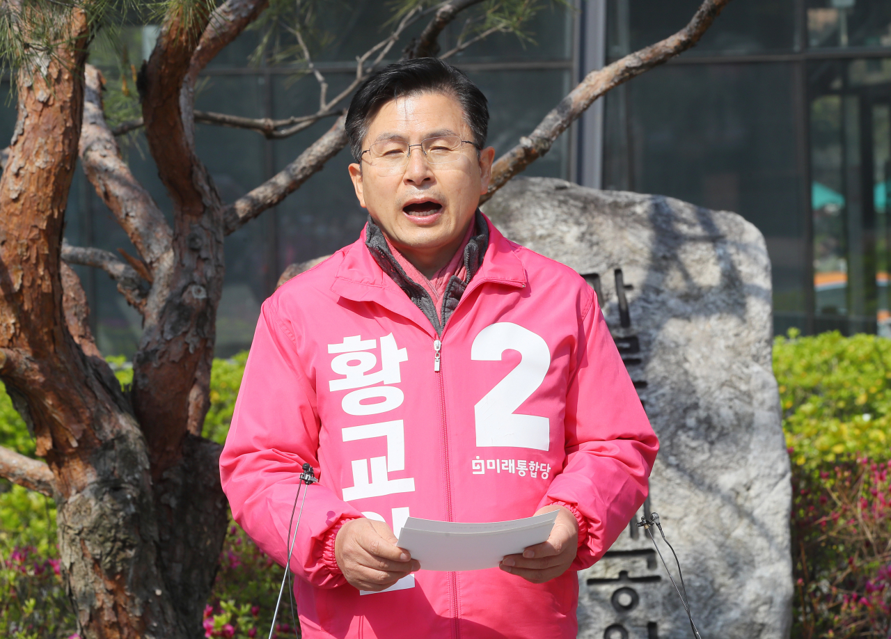 황교안 미래통합당 서울 종로 국회의원 후보가 10일 서울 종로구 대학로 마로니에공원에서 기자회견하고 있다. [연합]