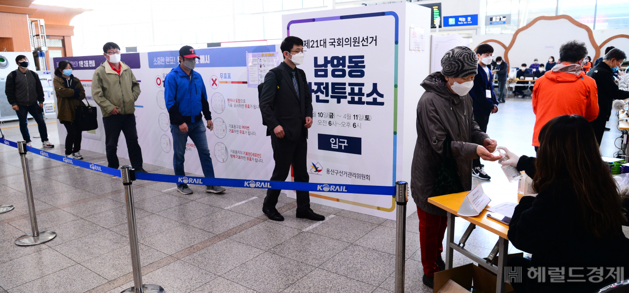 제21대 국회의원선거 사전투표 첫날인 10일 오전 서울역에 마련된 남영동 사전투표소에서 시민들이 투표를 하고 있다. [헤럴드경제=박해묵 기자]