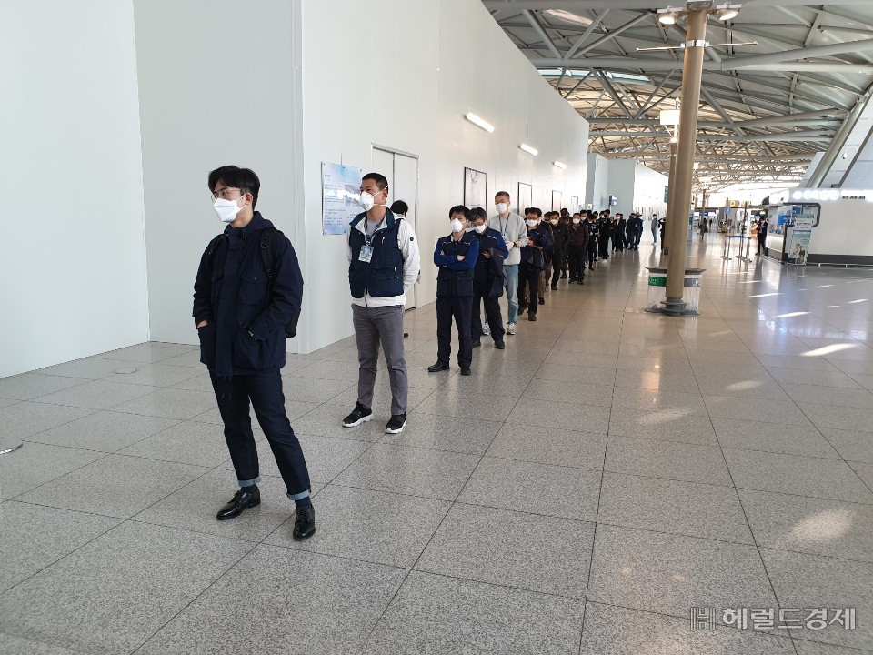7일 오전 7시께 인천공항 사전투표소에서 투표를 위해 유권자들이 줄지어 대기하고 있다. [헤럴드경제=박재석 수습기자]