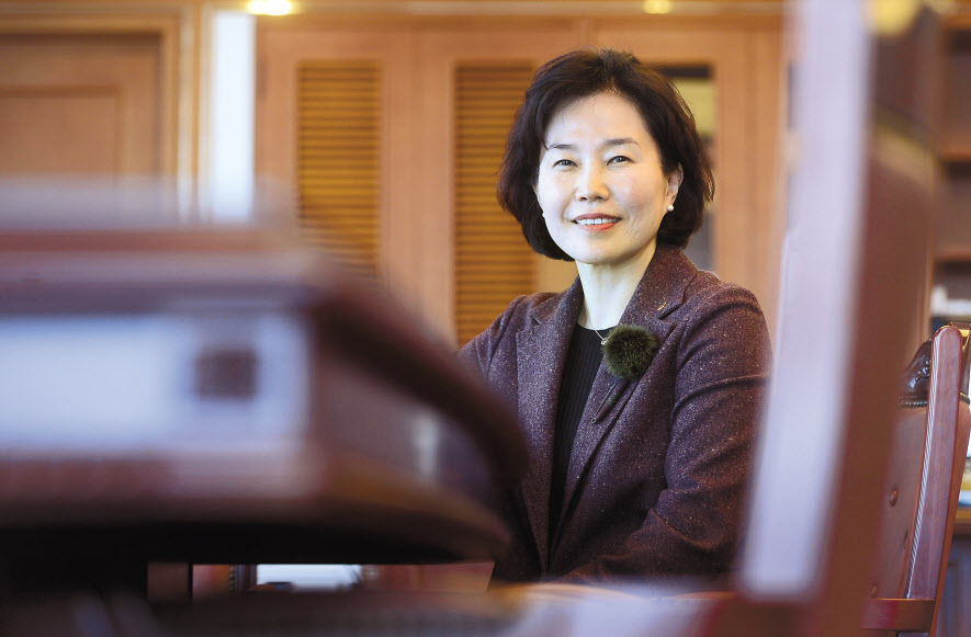 내년 3월 시행을 앞둔 금융소비자보호법 운용의 금감원내 주무총괄 책임자인 김은경 금융감독원 부원장은 올해 금융권에서 가장 주목받는 인물이다. 그는 소비자보호가 금융사에 대한 경영간섭을 하지 않을 것이고 가격통제도 절대 없을 것임을 공언했다. 사진=이상섭 기자