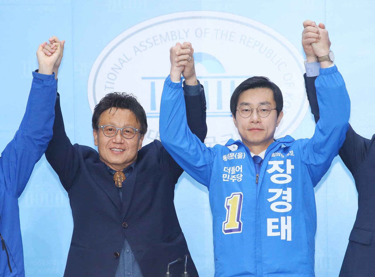 더불어민주당 4·15 총선 공천에서 탈락해 무소속으로 출마한 민병두 서울 동대문을 후보(왼쪽)가 9일 국회 소통관 기자회견장에서 불출마를 선언하고 민주당 장경태 후보를 지지하고 있다. [연합]