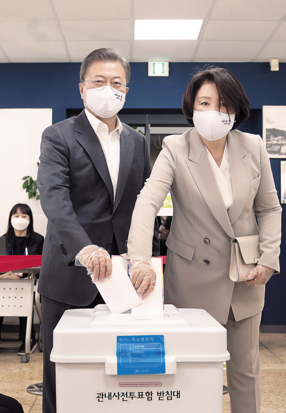 4·15 총선 사전투표 첫날인 10일, 문재인 대통령과 부인 김정숙 여사가 청와대 인근 삼청동주민센터에서 사전투표에 참여했다. 대통령은 청와대 참모들과 사전투표를 하며 유권자들의 투표참여를 독려했다. 현직 대통령이 대선, 총선, 지방선거 등 전국 단위 선거 사전투표에 참여한 것은 지난 2018년 6·13 지방선거에 이어 두번 째이고 총선에선 처음이다. [연합]