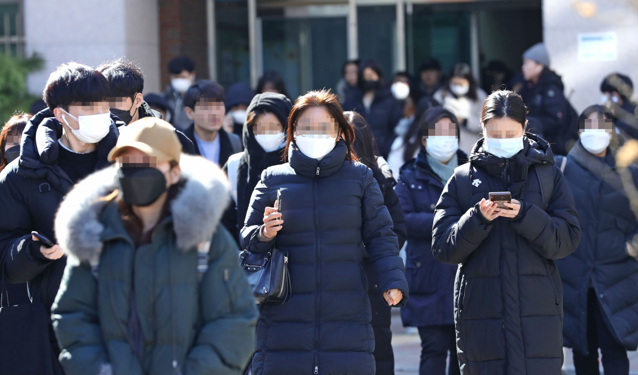 신종코로나바이러스 감염증 확산 우려가 커지는 가운데 지난 2월9일 오후 서울의 한 토익 고사장에서 시험을 마친 수험생들이 걸어나오고 있다. [연합]
