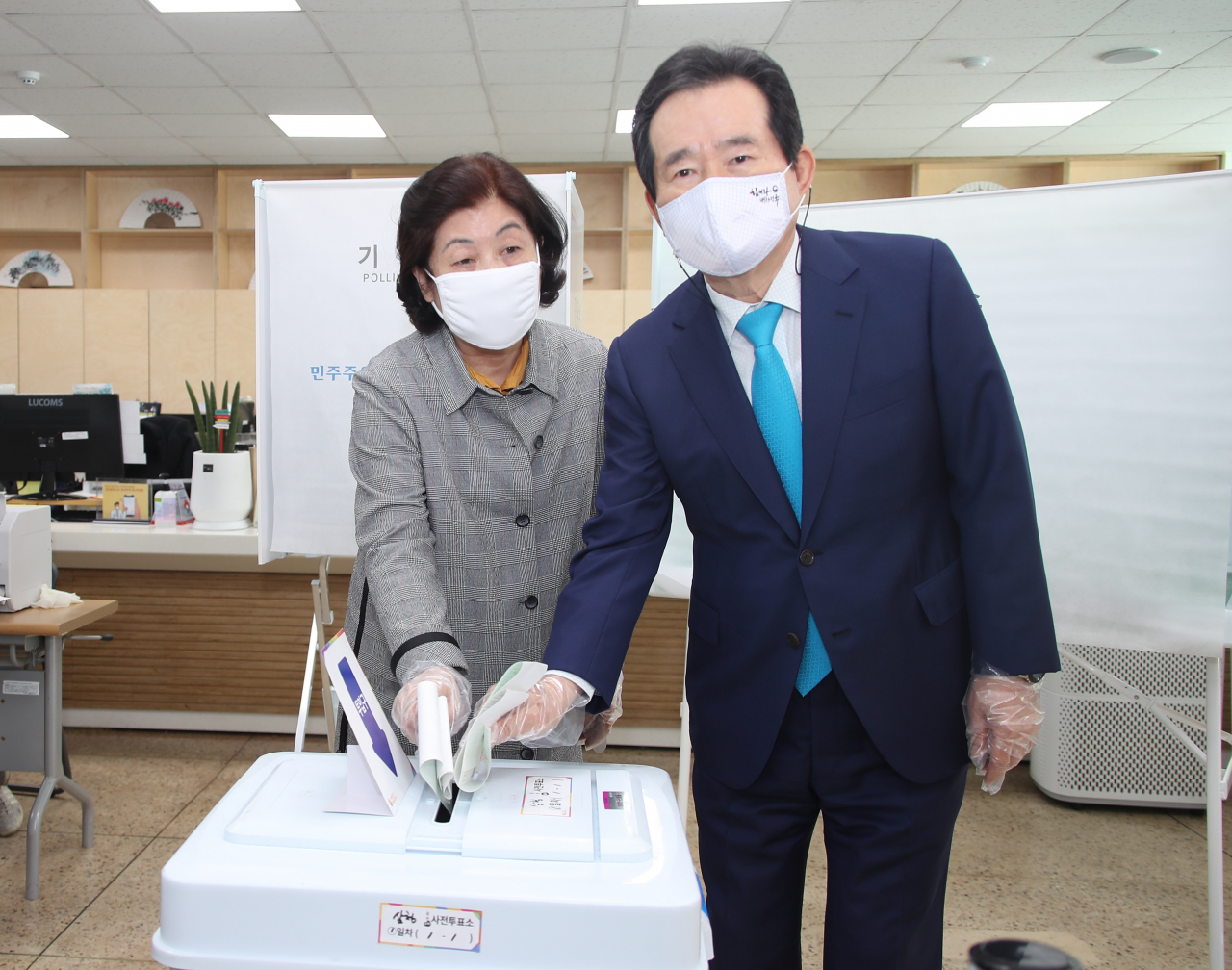 정세균 국무총리와 부인 최혜경 여사가 21대 국회의원선거 사전투표 첫날인 10일 서울 종로구 삼청동 주민센터에서 투표하고 있다. 연합뉴스