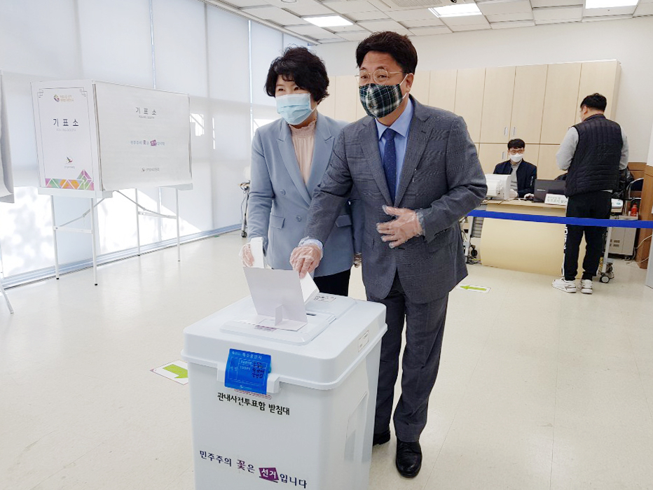 엄태준 이천시장과 부인 남선희 여사가 10일 오전 이천시 중리동 행복복지센터를 찾아 제21대 국회의원 선거 사전투표를 하고 있다. [이천시 제공]