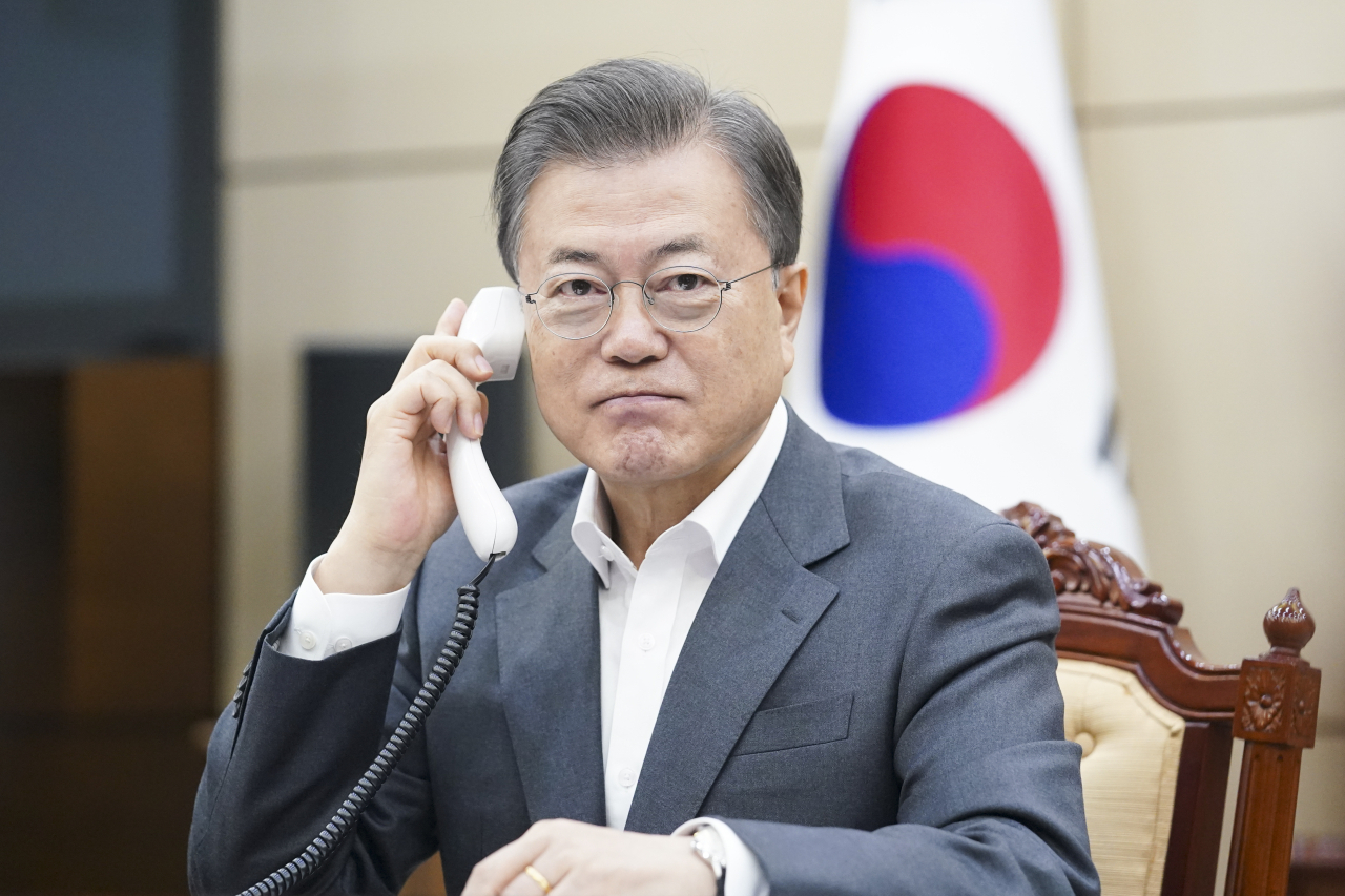 문재인 대통령이 10일 오전 청와대 여민관에서 빌 게이츠 빌&멜린다 게이츠 재단 이사장과 전화 통화하고 있다. [연합]