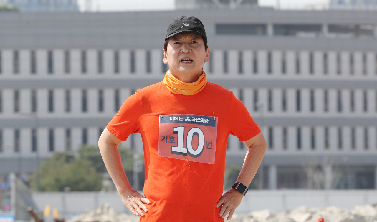 국토 종주 중인 안철수 국민의당 대표가 총선 D-5 일인 10일 오전 세종시 정부세종청사 인근을 달리던 중 횡단보도 앞에서 잠시 숨을 고르고 있다. [연합]