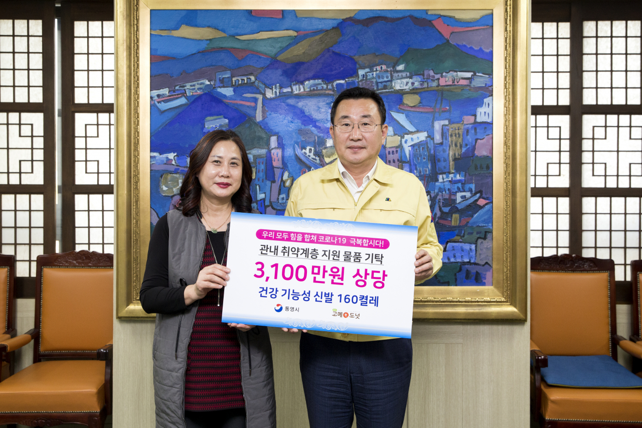 사진 왼쪽은 욕지고메원 김민경 대표, 오른쪽은 강석주 통영시장.