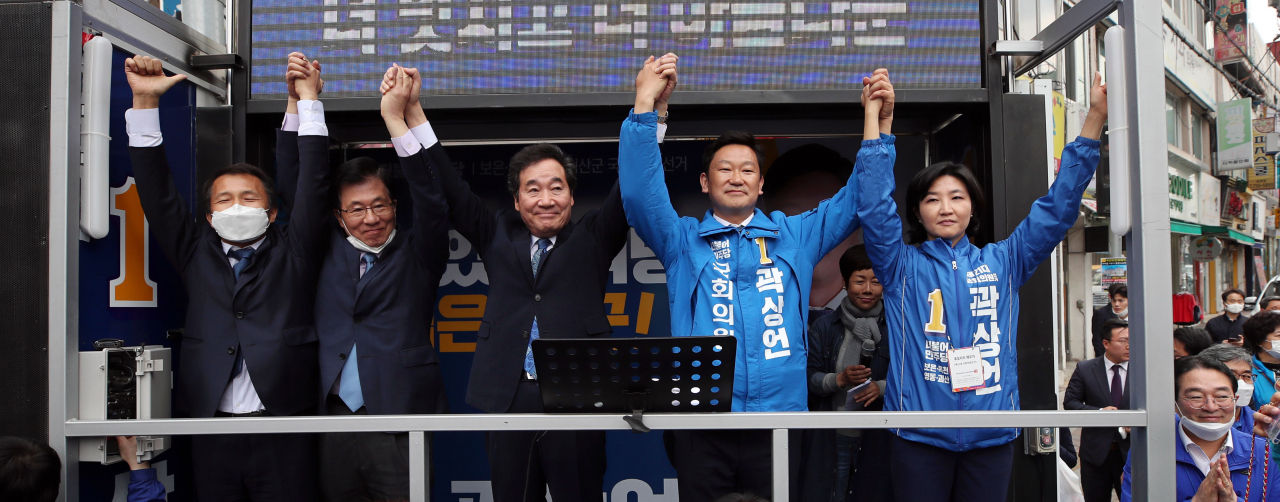 이낙연 더불어민주당 상임공동선대위원장이 10일 충북 옥천공설시장 앞에서 보은·옥천·영동·괴산에 출마한 곽상언 후보(오른쪽 두번째)를 지원 유세하고 있다. [연합]