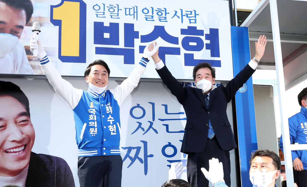 이낙연 더불어민주당 상임공동선대위원장이 10일 충남 부여로 특화거리 앞에서 공주·부여·청양에 출마한 박수현 후보를 지원 유세하고 있다. [연합]