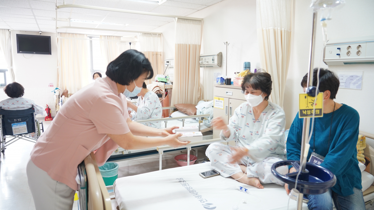 병동 입원 환자 및 보호자 대상 '개원 17주년 기념떡 증정 이벤트를 진행하는 연세사랑병원