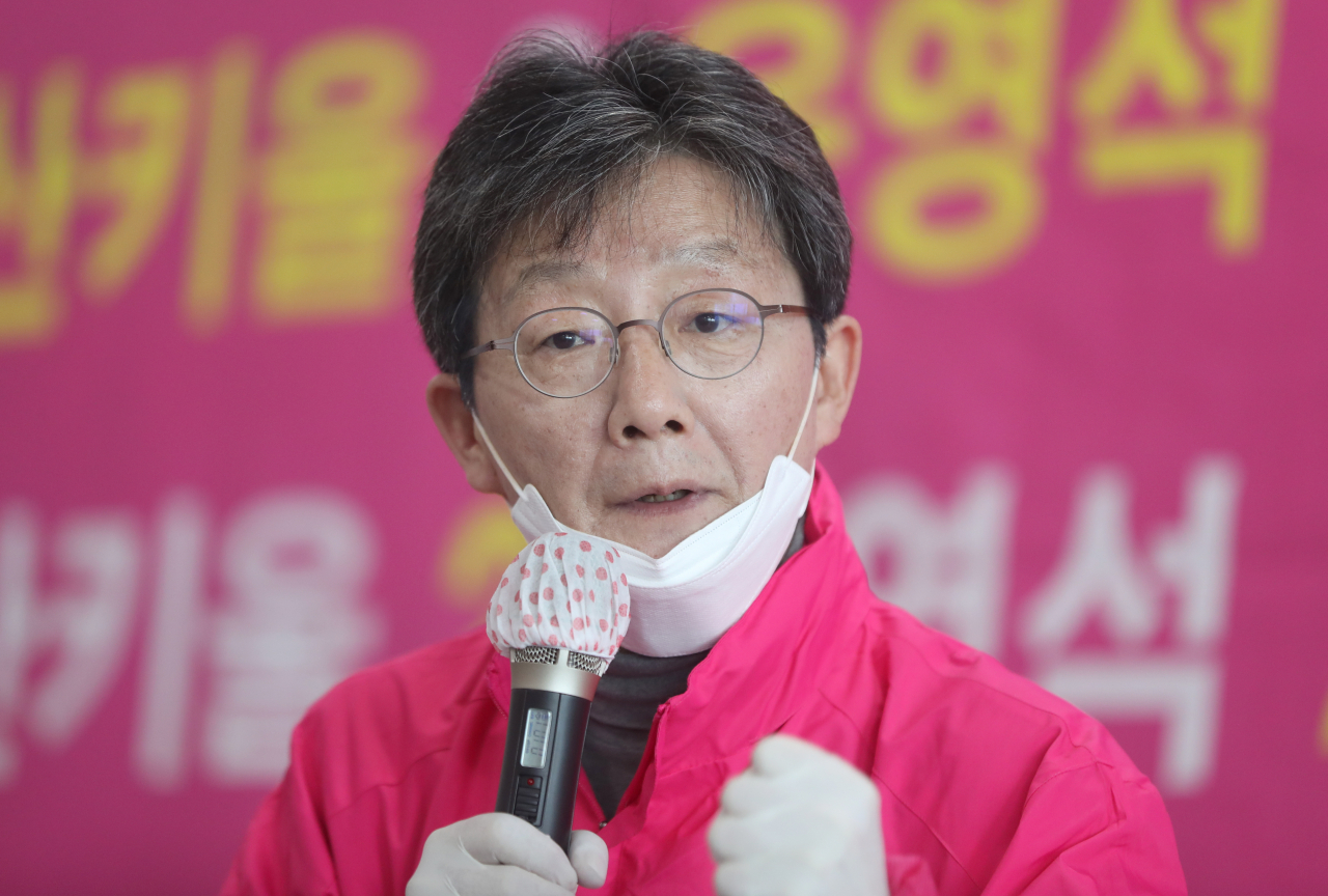 미래통합당 유승민 의원이 지난 7일 오후 경남 양산시 같은 당 윤영석 양산 갑 후보 사무실을 찾아 문재인 정권을 비판하며 윤 후보에 대한 지지를 호소하고 있다. 연합뉴스