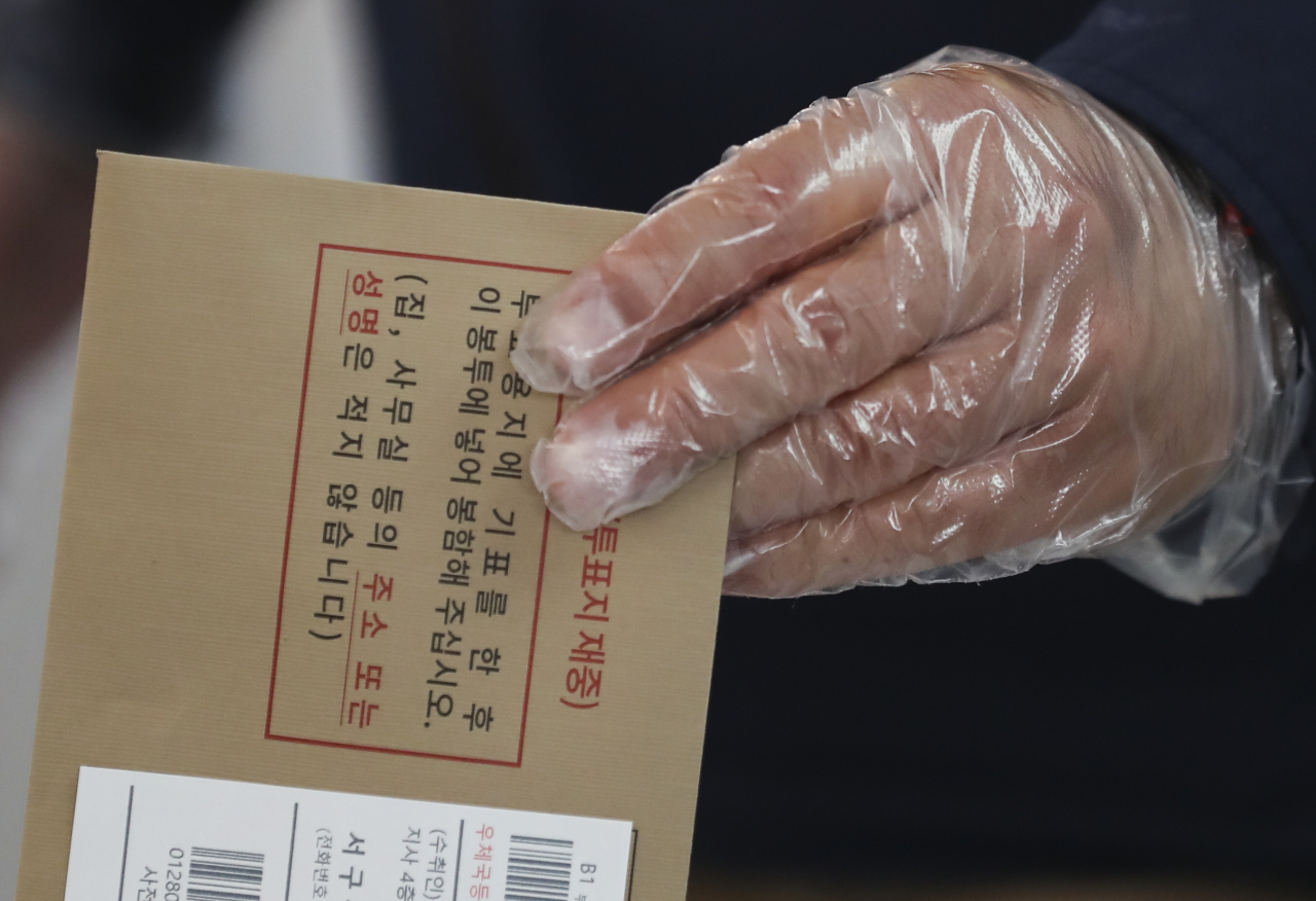 제21대 국회의원 선거 사전투표 첫 날인 10일 인천국제공항 제1터미널 출국장에 설치된 사전투표소에서 한 유권자가 투표용지를 투표함에 넣고 있다. [연합]