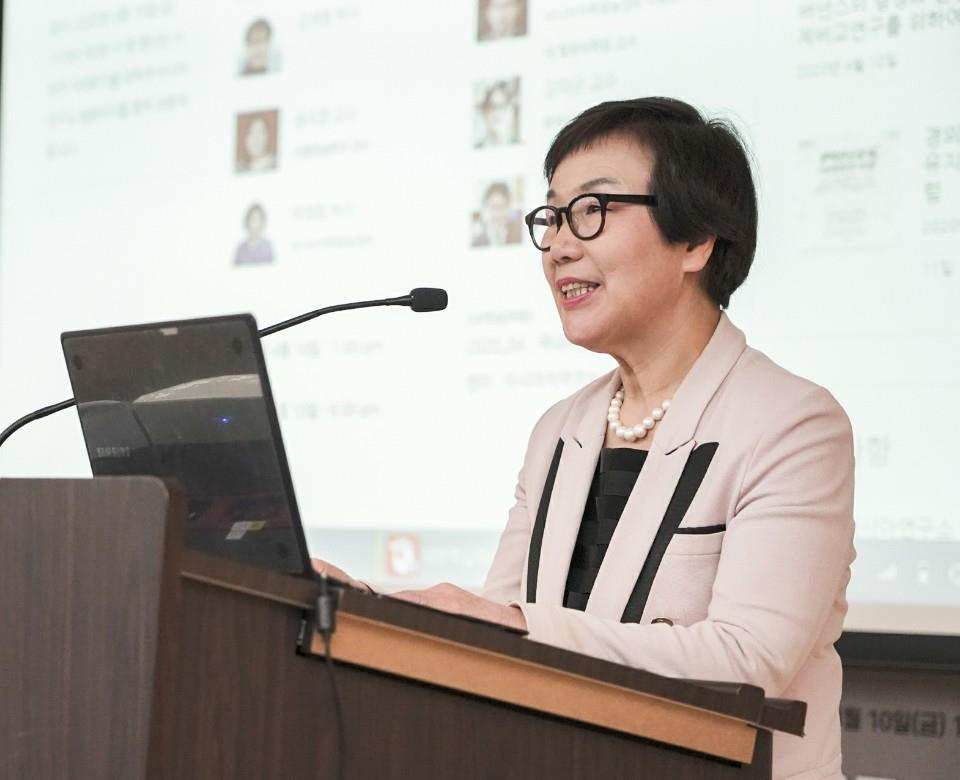 이미경 코이카 이사장이 10일 서울대에서 개최한 '코로나19 시대, 재난 거버넌스의 형성과 전망'에서 인사말을 하고 있다. [코이카 제공]