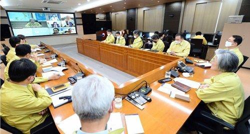 Foreign Minister Kang Kyung-wha (R) holds a video conference with chiefs of South Korean overseas missions in Europe to check the coronavirus situation on March 17, 2020, in this photo provided by her office. (PHOTO NOT FOR SALE) (Yonhap)