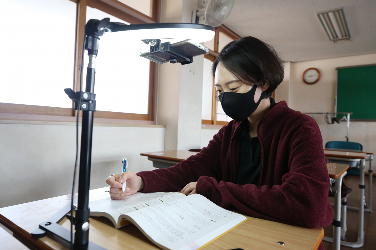 온라인 개학 첫날인 9일 오전 광주 서구 상일여고 3학년 교실에서 한 선생님이 온라인에 게시할 수업 영상을 촬영하고 있다. [연합]
