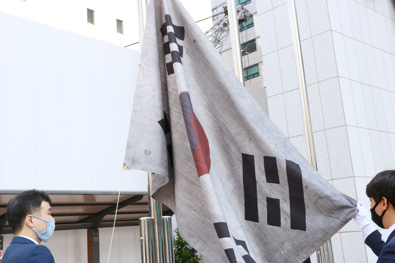 광복회가 제101주년 대한민국임시정부 수립 기념일을 하루 앞둔 10일 서울 여의도 광복회관 깃대에 '임시의정원 태극기'를 게양했다고 밝혔다. [사진=광복회]