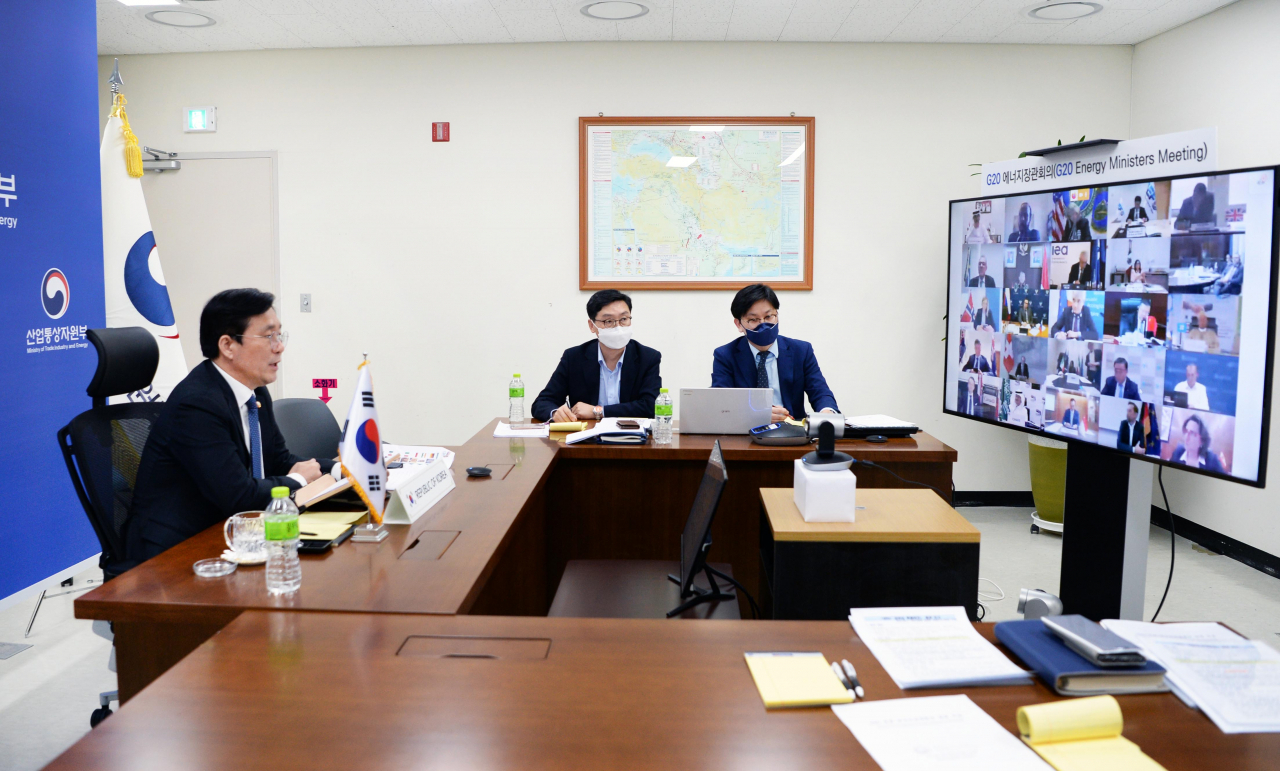성윤모(왼쪽 첫번째) 산업통상자원부 장관이 10일 오후 정부세종청사 산업부 영상회의실에서 화상으로 진행된 'G20 특별 에너지장관회의'에 참석해 발언하고 있다. 성 장관은 이 자리에서 유가 하락에 따른 국내 에너지 및 산업계의 영향 등을 고려한 우리나라의 입장 설명을 비롯한 전세계 에너지 시장의 안정화 방안 등을 논의했다. [산업통상자원부 제공]