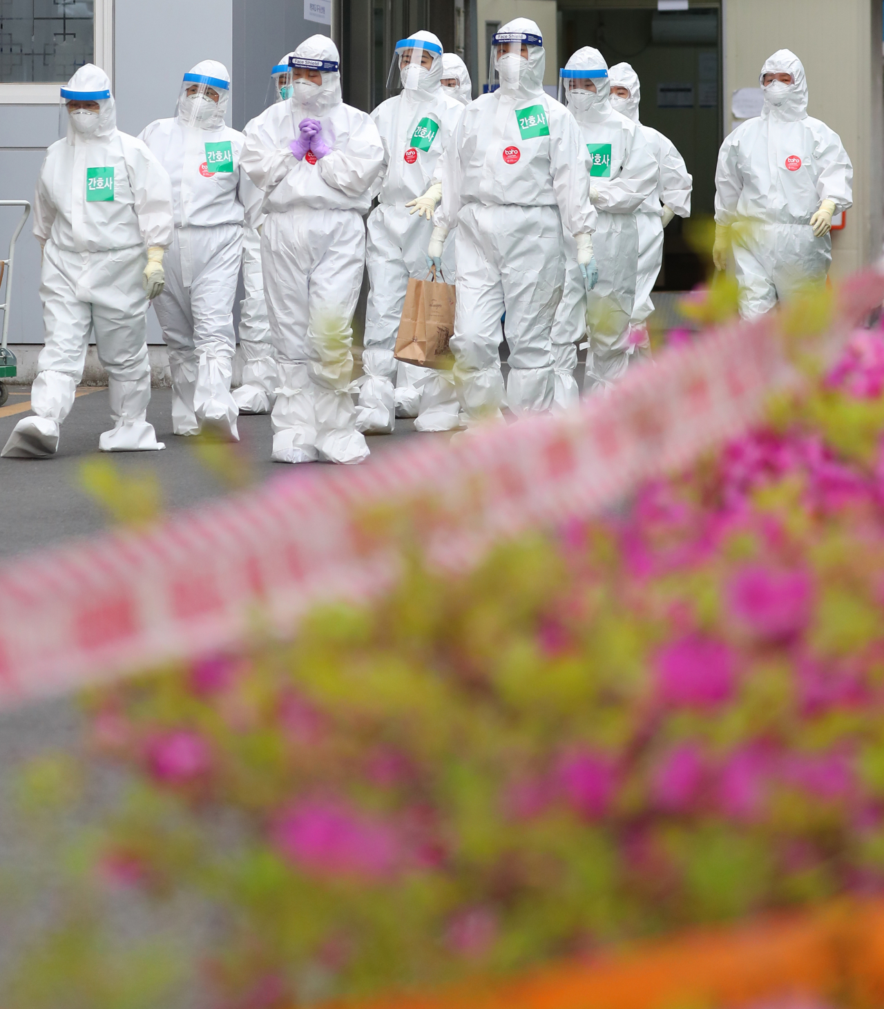 대구지역 신종 코로나바이러스 감염증(코로나19) 신규 확진자 수가 이번 사태 발생 후 처음으로 0명을 기록한 10일 오후 대구 중구 계명대학교 대구동산병원에서 의료진이 보호복을 입고 병동으로 향하고 있다. [연합]