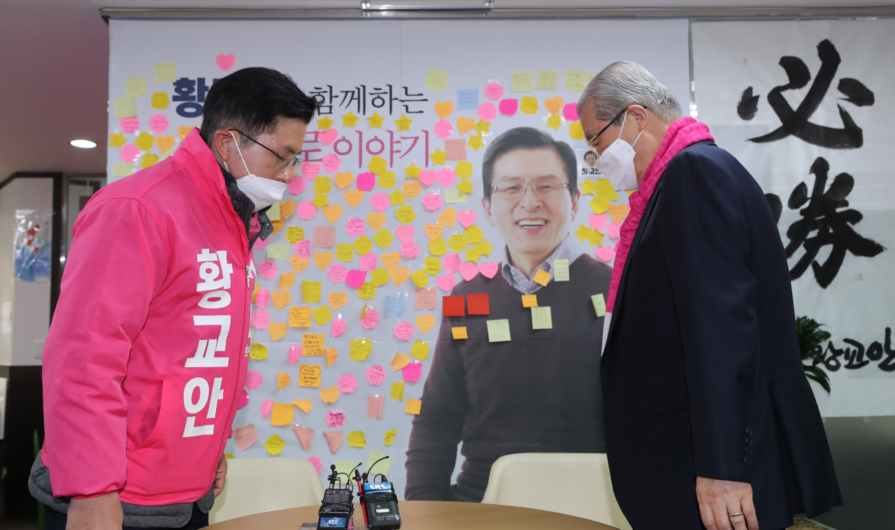 미래통합당 김종인 총괄선대위원장과 황교안 대표가 11일 오전 서울 종로구 황교안 선거사무소에서 회동하고 있다. 연합뉴스