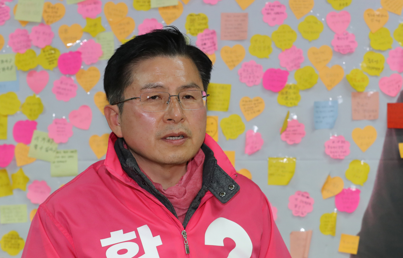 미래통합당 황교안 대표가 11일 오전 서울 종로구 황교안 선거사무소에서 김종인 총괄선대위원장과 회동하며 발언하고 있다. 연합뉴스